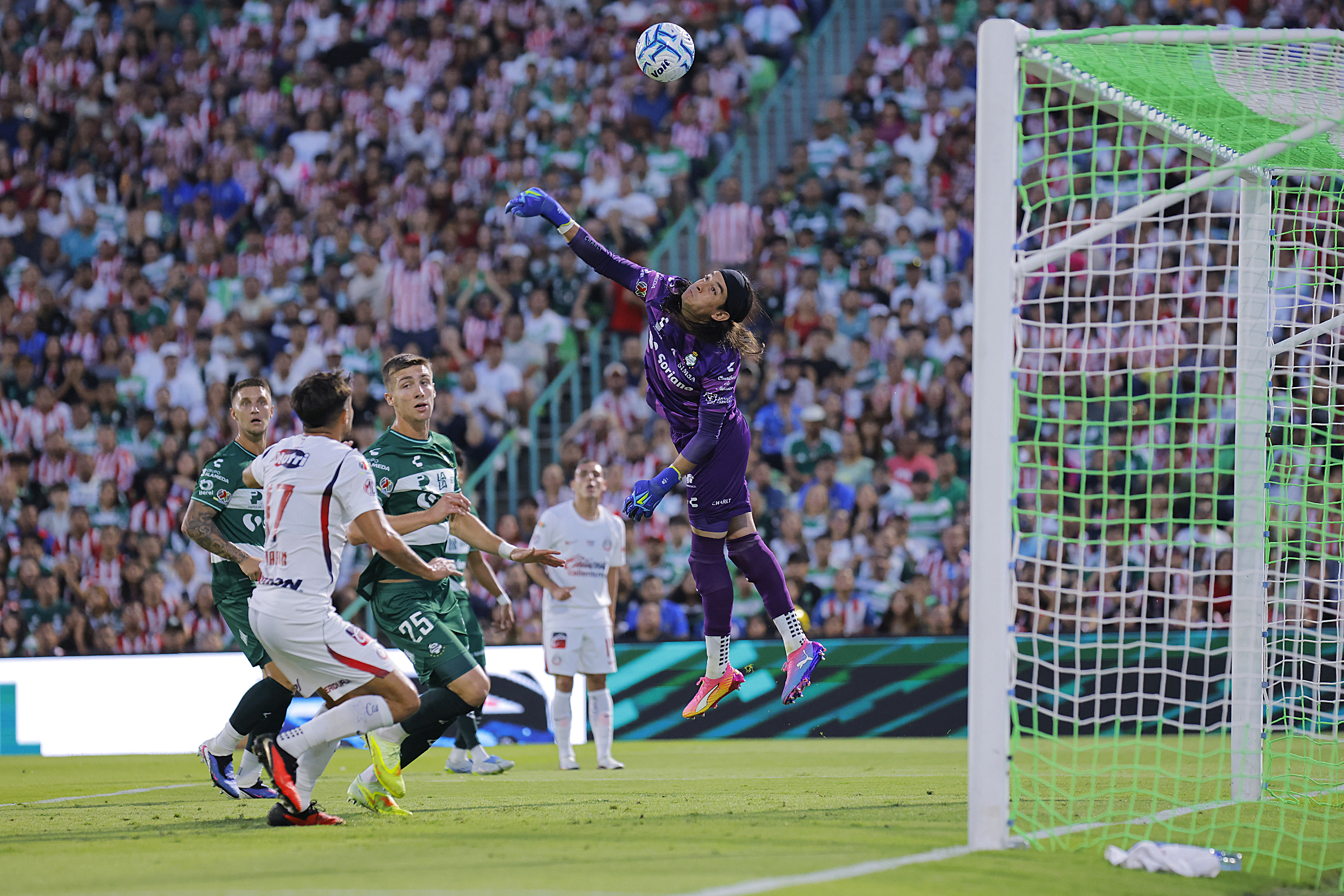 Jugadores de Chivas y Santos en el Apertura 2026